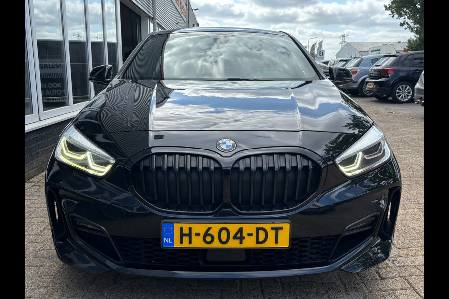BMW 1-serie 118i Executive Edition | M Pakket | Leer | Apple Carplay | Sfeerverlichting | Parkeersensoren