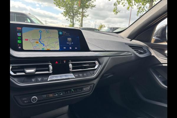 BMW 1-serie 118i Executive Edition | M Pakket | Leer | Apple Carplay | Sfeerverlichting | Parkeersensoren