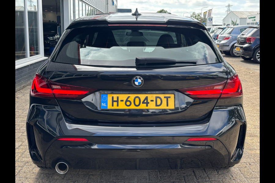 BMW 1-serie 118i Executive Edition | M Pakket | Leer | Apple Carplay | Sfeerverlichting | Parkeersensoren