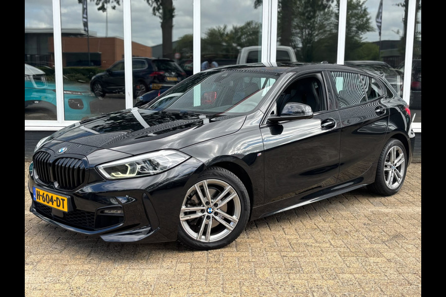 BMW 1-serie 118i Executive Edition | M Pakket | Leer | Apple Carplay | Sfeerverlichting | Parkeersensoren