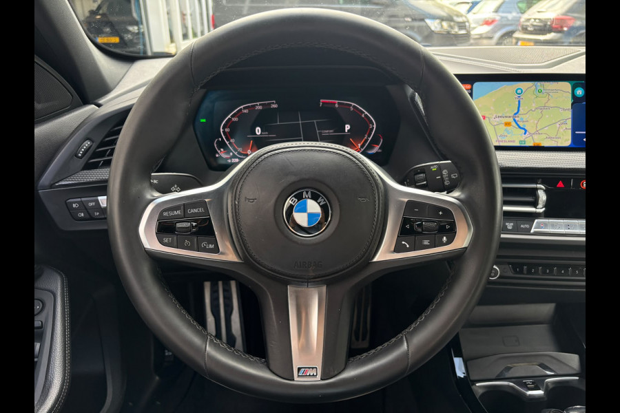 BMW 1-serie 118i Executive Edition | M Pakket | Leer | Apple Carplay | Sfeerverlichting | Parkeersensoren