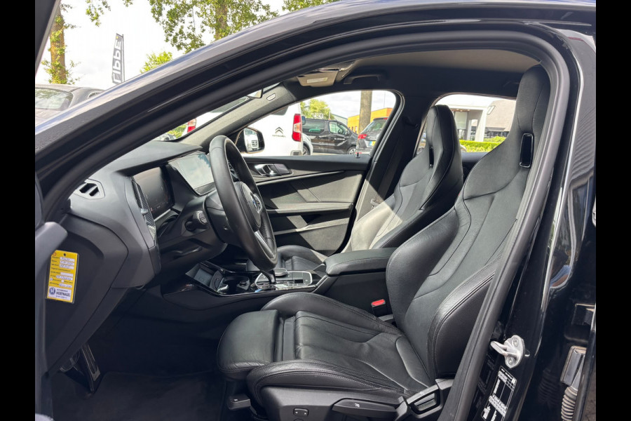 BMW 1-serie 118i Executive Edition | M Pakket | Leer | Apple Carplay | Sfeerverlichting | Parkeersensoren