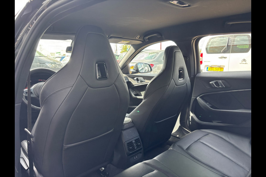 BMW 1-serie 118i Executive Edition | M Pakket | Leer | Apple Carplay | Sfeerverlichting | Parkeersensoren