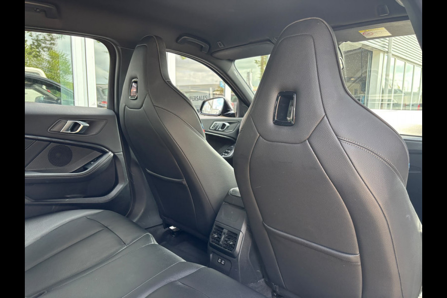 BMW 1-serie 118i Executive Edition | M Pakket | Leer | Apple Carplay | Sfeerverlichting | Parkeersensoren