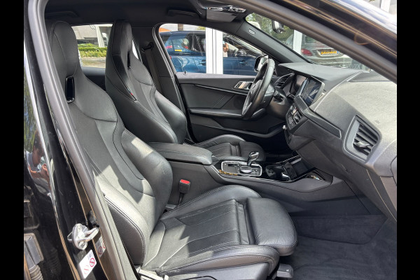 BMW 1-serie 118i Executive Edition | M Pakket | Leer | Apple Carplay | Sfeerverlichting | Parkeersensoren
