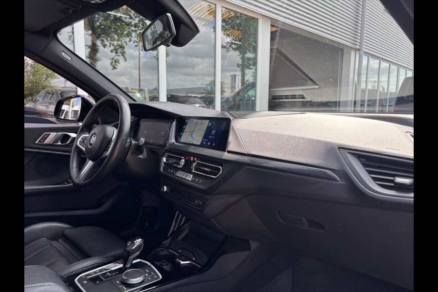 BMW 1-serie 118i Executive Edition | M Pakket | Leer | Apple Carplay | Sfeerverlichting | Parkeersensoren
