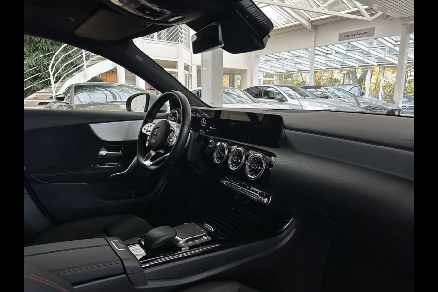 Mercedes-Benz A-Klasse 250e AMG ** LED, MBUX+, DISTR, PANORAMA, HuD, 2-Zone CLIMA, 19-inch LMV,  ** 1e EIG - UNFALLFREI ** ** INFORMEER OOK NAAR ONZE AANTREKKELIJKE FINANCIAL-LEASE TARIEVEN **