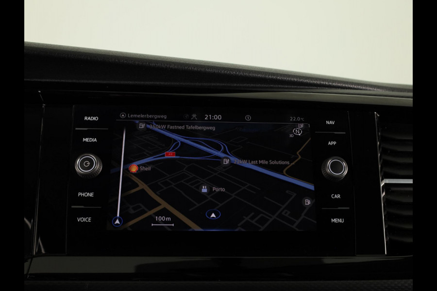 Volkswagen Transporter 2.0 TDI L2H1 30 DC 150 pk Automaat | Navigatie | Trekhaak | Parkeersensoren | Achteruitrijcamera | Cruise control |