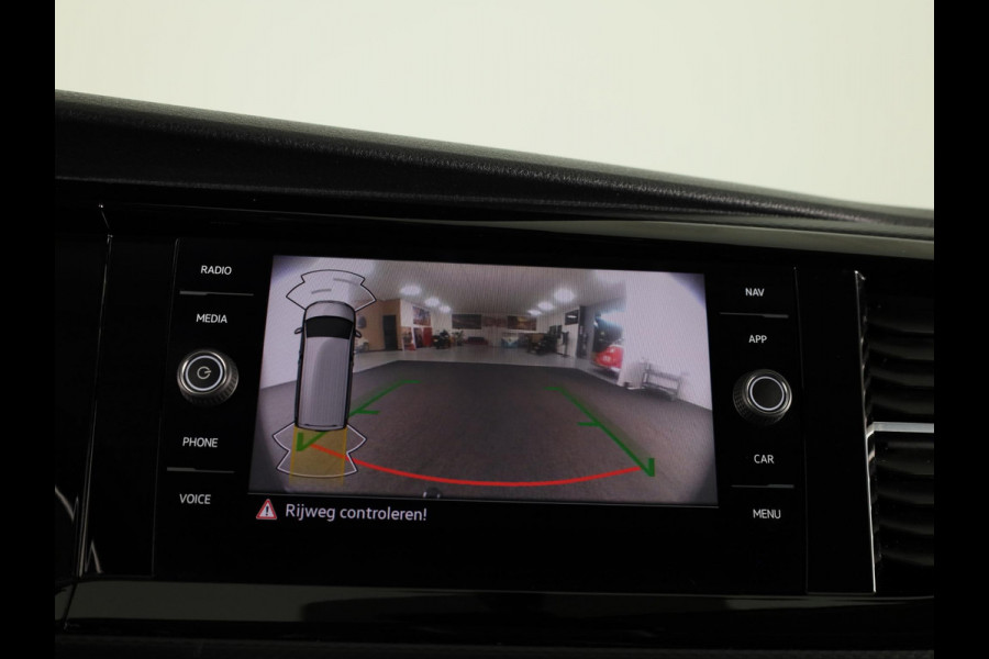 Volkswagen Transporter 2.0 TDI L2H1 30 DC 150 pk Automaat | Navigatie | Trekhaak | Parkeersensoren | Achteruitrijcamera | Cruise control |