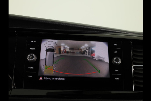 Volkswagen Transporter 2.0 TDI L2H1 30 DC 150 pk Automaat | Navigatie | Trekhaak | Parkeersensoren | Achteruitrijcamera | Cruise control |