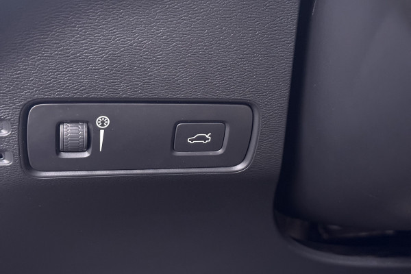 Volvo XC40 2.0 B4 Inscription (PANORAMADAK, TREKHAAK, STOEL/STUUR VERWARMING, CAMERA, PARKEERSENSOREN)