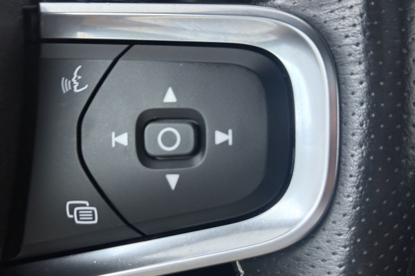Volvo XC40 2.0 B4 Inscription (PANORAMADAK, TREKHAAK, STOEL/STUUR VERWARMING, CAMERA, PARKEERSENSOREN)