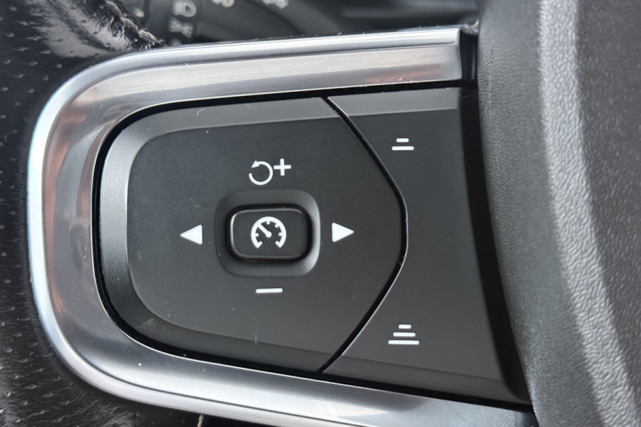 Volvo XC40 2.0 B4 Inscription (PANORAMADAK, TREKHAAK, STOEL/STUUR VERWARMING, CAMERA, PARKEERSENSOREN)