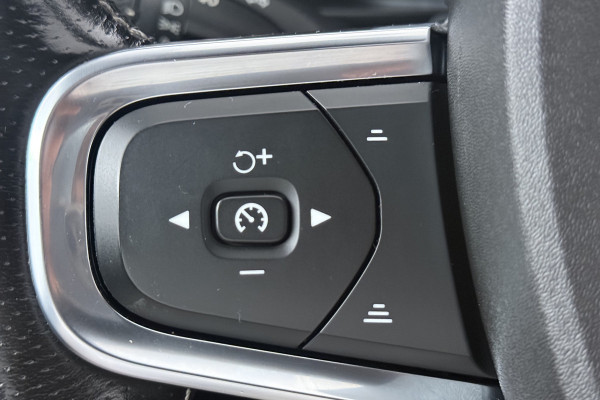 Volvo XC40 2.0 B4 Inscription (PANORAMADAK, TREKHAAK, STOEL/STUUR VERWARMING, CAMERA, PARKEERSENSOREN)