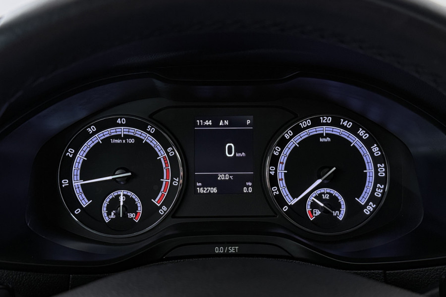 Škoda Karoq 1.5 TSI ACT Ambition Business (PANORAMADAK, STOELVERWARMING, NAVIGATIE, PARKEERSENSOREN)