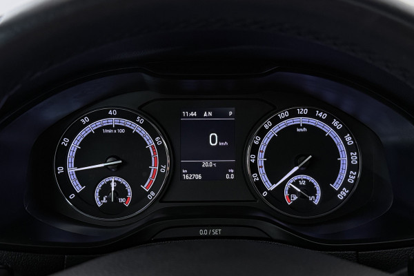 Škoda Karoq 1.5 TSI ACT Ambition Business (PANORAMADAK, STOELVERWARMING, NAVIGATIE, PARKEERSENSOREN)