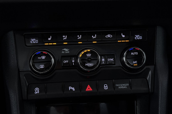 Škoda Karoq 1.5 TSI ACT Ambition Business (PANORAMADAK, STOELVERWARMING, NAVIGATIE, PARKEERSENSOREN)
