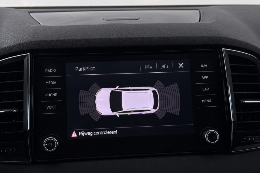 Škoda Karoq 1.5 TSI ACT Ambition Business (PANORAMADAK, STOELVERWARMING, NAVIGATIE, PARKEERSENSOREN)