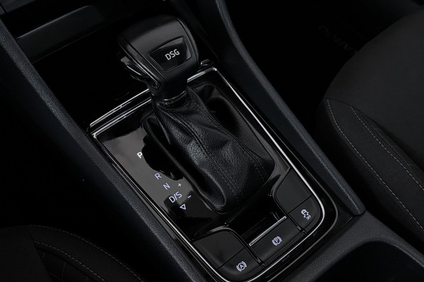 Škoda Karoq 1.5 TSI ACT Ambition Business (PANORAMADAK, STOELVERWARMING, NAVIGATIE, PARKEERSENSOREN)