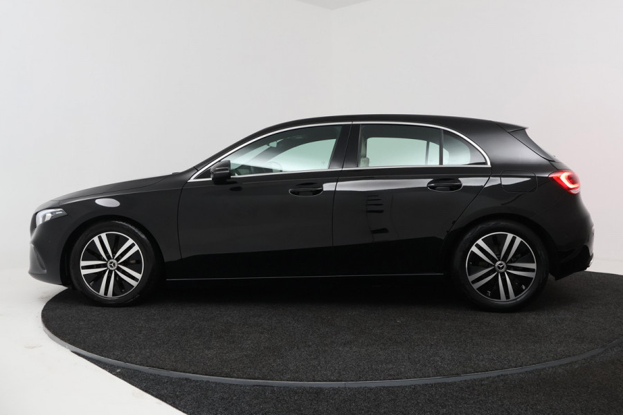 Mercedes-Benz A-Klasse 180 Business Solution Luxury (STOELVERWARMING, SFEERVERLICHTING, NAVIGATIE, CAMERA, PARKEERSENSOREN)