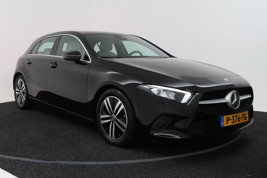 Mercedes-Benz A-Klasse 180 Business Solution Luxury (STOELVERWARMING, SFEERVERLICHTING, NAVIGATIE, CAMERA, PARKEERSENSOREN)