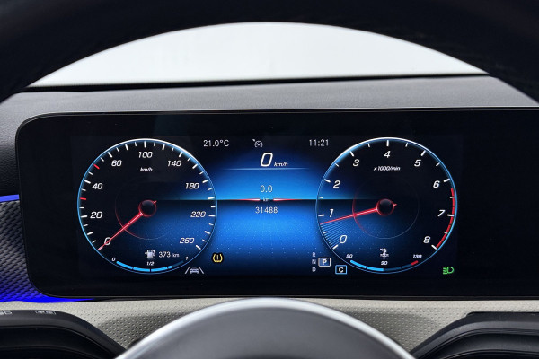 Mercedes-Benz A-Klasse 180 Business Solution Luxury (STOELVERWARMING, SFEERVERLICHTING, NAVIGATIE, CAMERA, PARKEERSENSOREN)