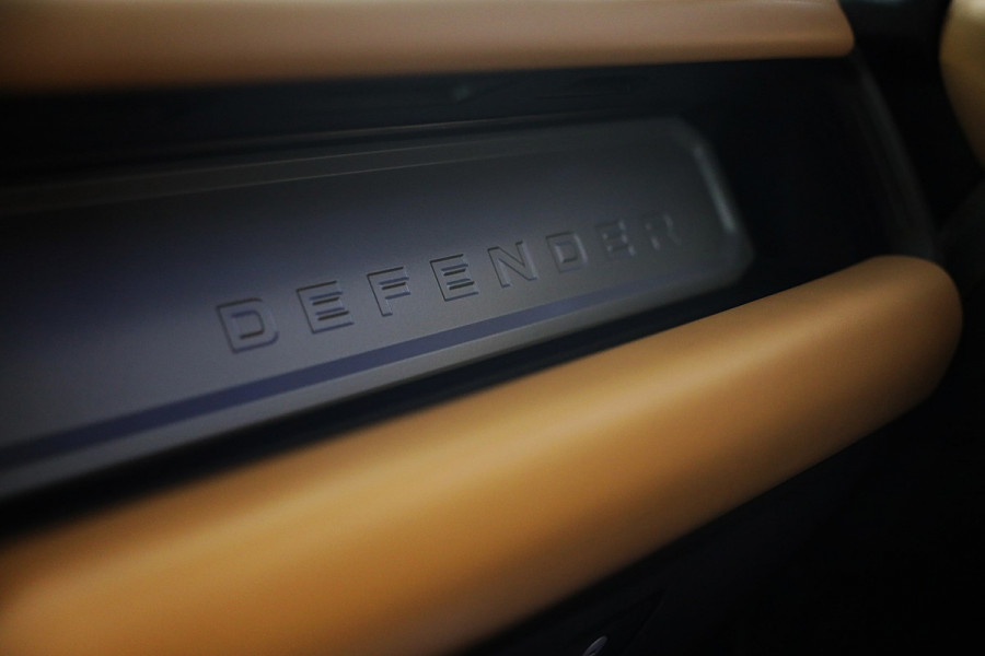 Land Rover Defender 110 2.0 P300e 110 X-Dynamic HSE / Head Up / Memory / Elek Stoelen / Acc / Lane Assist / 360 Camera / Open Pano