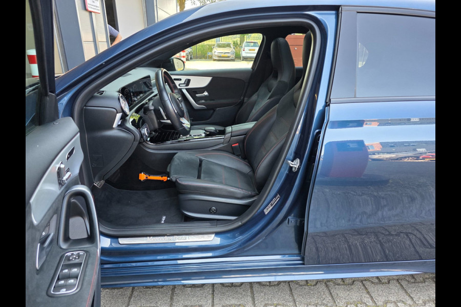 Mercedes-Benz A-Klasse NAP !! / PANO / SFEER / BURMESTER / KEYLESS / CARPLAY / CAMERA / MEMORY / ALCANTARA / FLIPPERS / 19 INCH !