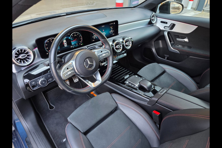 Mercedes-Benz A-Klasse NAP !! / PANO / SFEER / BURMESTER / KEYLESS / CARPLAY / CAMERA / MEMORY / ALCANTARA / FLIPPERS / 19 INCH !