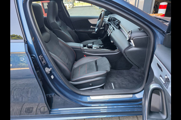 Mercedes-Benz A-Klasse NAP !! / PANO / SFEER / BURMESTER / KEYLESS / CARPLAY / CAMERA / MEMORY / ALCANTARA / FLIPPERS / 19 INCH !