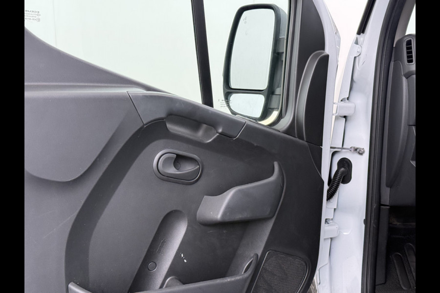 Renault Master T35 2.3 dCi 150 L2H2 Camera Navi Dab Trekhaak Lane-dep. Treeplanken Apple/Android CruiseControl Pdc Elek.Ramen/Spiegels Aut.Verlichting Start/Stop Armsteun Mistlampen Energy Comfort