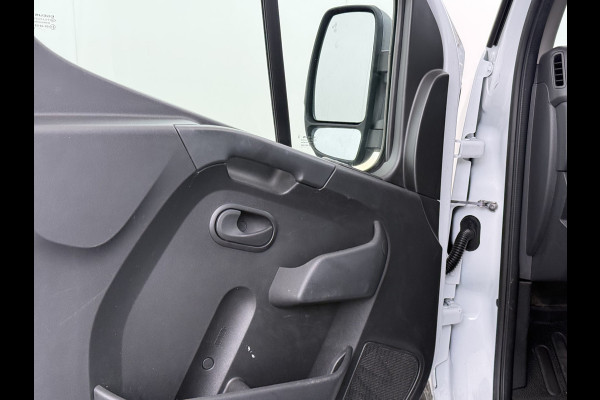 Renault Master T35 2.3 dCi 150 L2H2 Camera Navi Dab Trekhaak Lane-dep. Treeplanken Apple/Android CruiseControl Pdc Elek.Ramen/Spiegels Aut.Verlichting Start/Stop Armsteun Mistlampen Energy Comfort