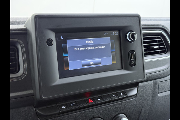 Renault Master T35 2.3 dCi 150 L2H2 Camera Navi Dab Trekhaak Lane-dep. Treeplanken Apple/Android CruiseControl Pdc Elek.Ramen/Spiegels Aut.Verlichting Start/Stop Armsteun Mistlampen Energy Comfort
