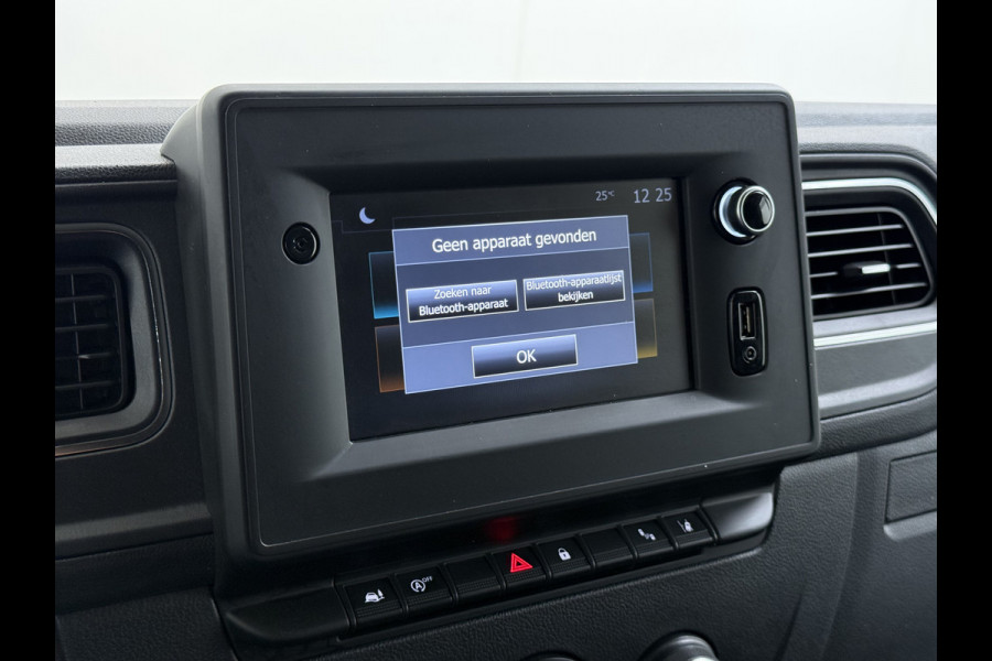 Renault Master T35 2.3 dCi 150 L2H2 Camera Navi Dab Trekhaak Lane-dep. Treeplanken Apple/Android CruiseControl Pdc Elek.Ramen/Spiegels Aut.Verlichting Start/Stop Armsteun Mistlampen Energy Comfort