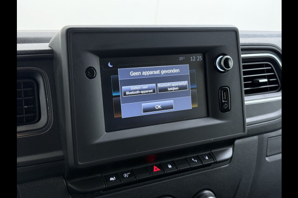 Renault Master T35 2.3 dCi 150 L2H2 Camera Navi Dab Trekhaak Lane-dep. Treeplanken Apple/Android CruiseControl Pdc Elek.Ramen/Spiegels Aut.Verlichting Start/Stop Armsteun Mistlampen Energy Comfort
