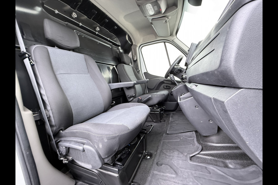 Renault Master T35 2.3 dCi 150 L2H2 Camera Navi Dab Trekhaak Lane-dep. Treeplanken Apple/Android CruiseControl Pdc Elek.Ramen/Spiegels Aut.Verlichting Start/Stop Armsteun Mistlampen Energy Comfort