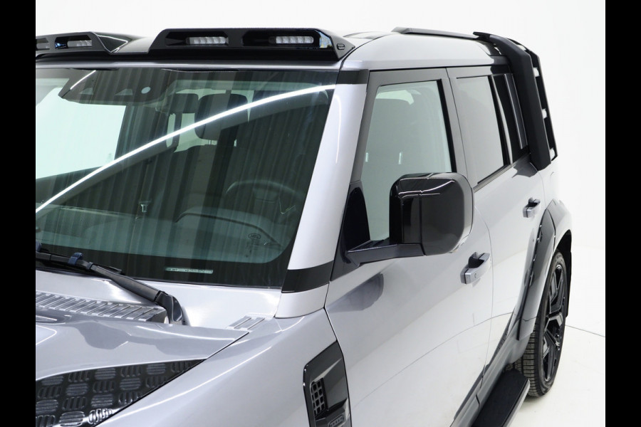 Land Rover Defender 110 2.0 P400e 110 Urban WideTrack Look | Panoramadak | Explorer Pack | Sidesteps | Lightbar | Trekhaak | Meridian