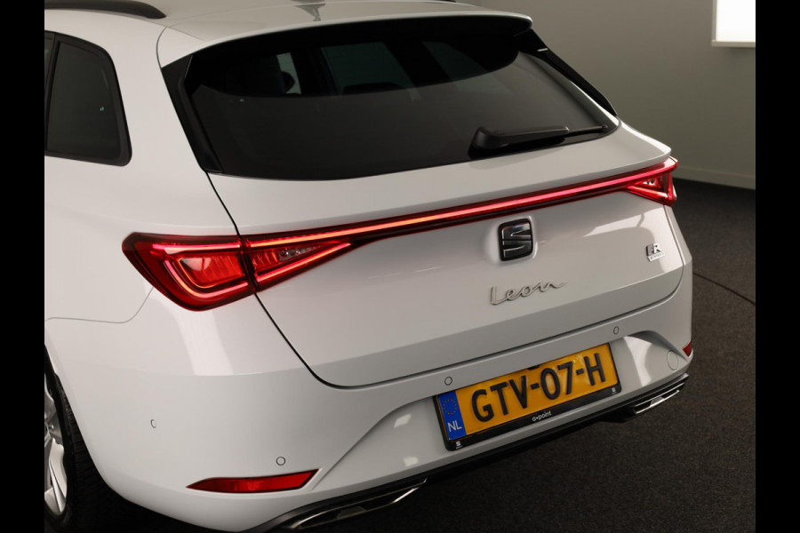 Seat Leon Sportstourer 1.5 TSI e-Hybrid FR PHEV First Edition 204 pk Automaat | Verlengde garantie | Navigatie | Parkeersensoren (Park assist) | Achteruitrijcamera | Adaptieve cruise control | Matrix LED koplampen |