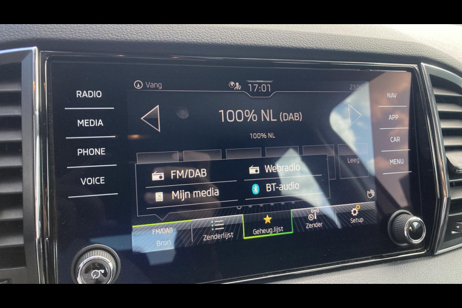 Škoda Karoq 1.5 TSI 150pk DSG ACT Business Edition | Wegkl. trekhaak | Navigatie | Clima | Led