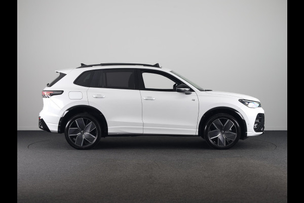 Volkswagen Tiguan 1.5 eHybrid R-Line Edition 204PK | Automaat (DSG) | Black Style | Panoramadak | 20 Inch