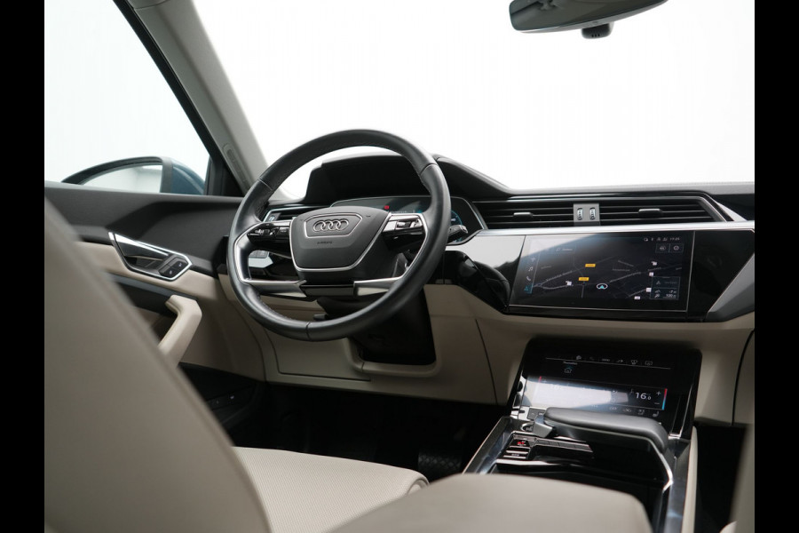 Audi Q8 e-tron 55 quattro S Line 114 kWh 408pk Dealer O.H | Trekhaak Afn. | Adaptive Cruise | Camera | Head Up | Matrix LED | Lederen Sportstoelen Memory & Ventilatie | Apple Carplay | Virtual | Stoelverwarming | Navigatie | DAB | 20"L.M |