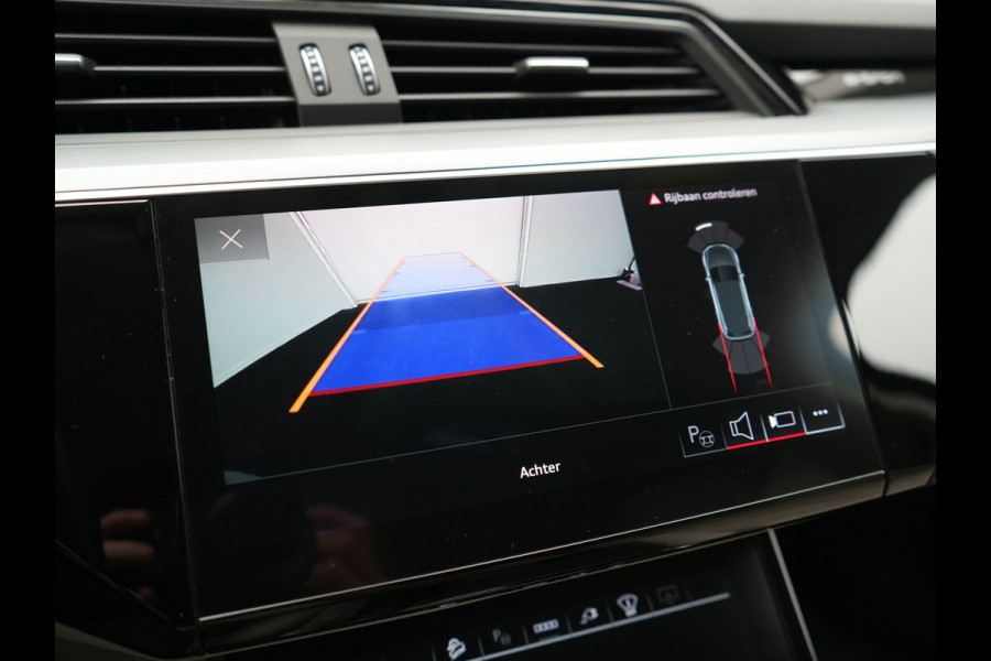 Audi Q8 e-tron 55 quattro S Line 114 kWh 408pk Dealer O.H | Trekhaak Afn. | Adaptive Cruise | Camera | Head Up | Matrix LED | Lederen Sportstoelen Memory & Ventilatie | Apple Carplay | Virtual | Stoelverwarming | Navigatie | DAB | 20"L.M |