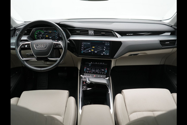 Audi Q8 e-tron 55 quattro S Line 114 kWh 408pk Dealer O.H | Trekhaak Afn. | Adaptive Cruise | Camera | Head Up | Matrix LED | Lederen Sportstoelen Memory & Ventilatie | Apple Carplay | Virtual | Stoelverwarming | Navigatie | DAB | 20"L.M |