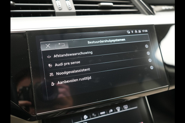 Audi Q8 e-tron 55 quattro S Line 114 kWh 408pk Dealer O.H | Trekhaak Afn. | Adaptive Cruise | Camera | Head Up | Matrix LED | Lederen Sportstoelen Memory & Ventilatie | Apple Carplay | Virtual | Stoelverwarming | Navigatie | DAB | 20"L.M |