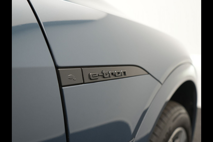 Audi Q8 e-tron 55 quattro S Line 114 kWh 408pk Dealer O.H | Trekhaak Afn. | Adaptive Cruise | Camera | Head Up | Matrix LED | Lederen Sportstoelen Memory & Ventilatie | Apple Carplay | Virtual | Stoelverwarming | Navigatie | DAB | 20"L.M |