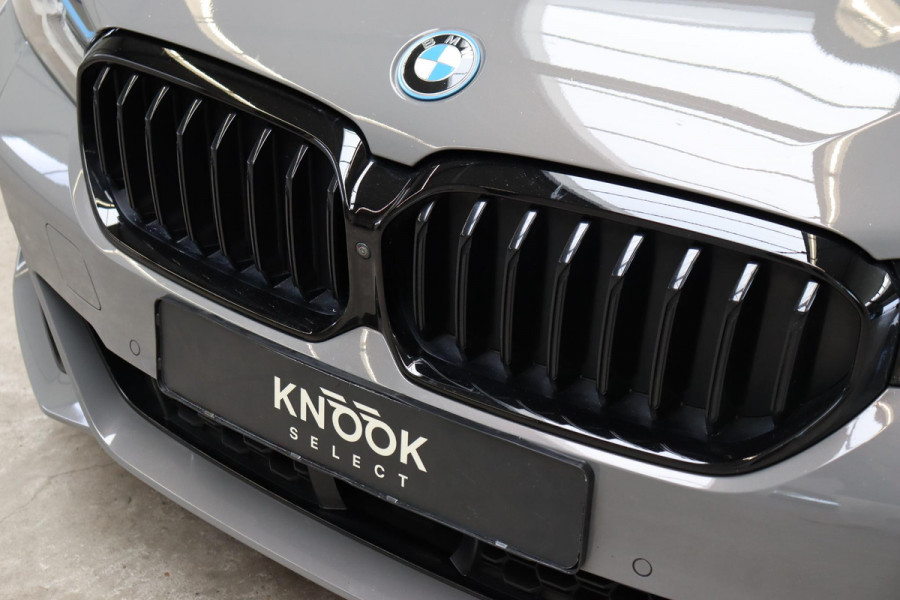 BMW 5 Serie Touring 530e xDrive High Executive M Sport Pakket Automaat / Live Cockpit Professional / Driving Assistant Professional / Laserlicht / Panoramadak / Trekhaak / Stuurwielverwarming / Ambiance Verlichting / Stoelverwarming voor+achter / Head-Up Display / DAB / Hifi / Sportstoelen