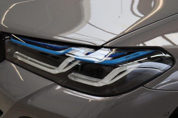 BMW 5 Serie Touring 530e xDrive High Executive M Sport Pakket Automaat / Live Cockpit Professional / Driving Assistant Professional / Laserlicht / Panoramadak / Trekhaak / Stuurwielverwarming / Ambiance Verlichting / Stoelverwarming voor+achter / Head-Up Display / DAB / Hifi / Sportstoelen