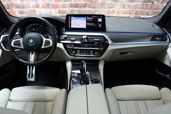 BMW 5 Serie Touring 530e xDrive High Executive M Sport Pakket Automaat / Live Cockpit Professional / Driving Assistant Professional / Laserlicht / Panoramadak / Trekhaak / Stuurwielverwarming / Ambiance Verlichting / Stoelverwarming voor+achter / Head-Up Display / DAB / Hifi / Sportstoelen