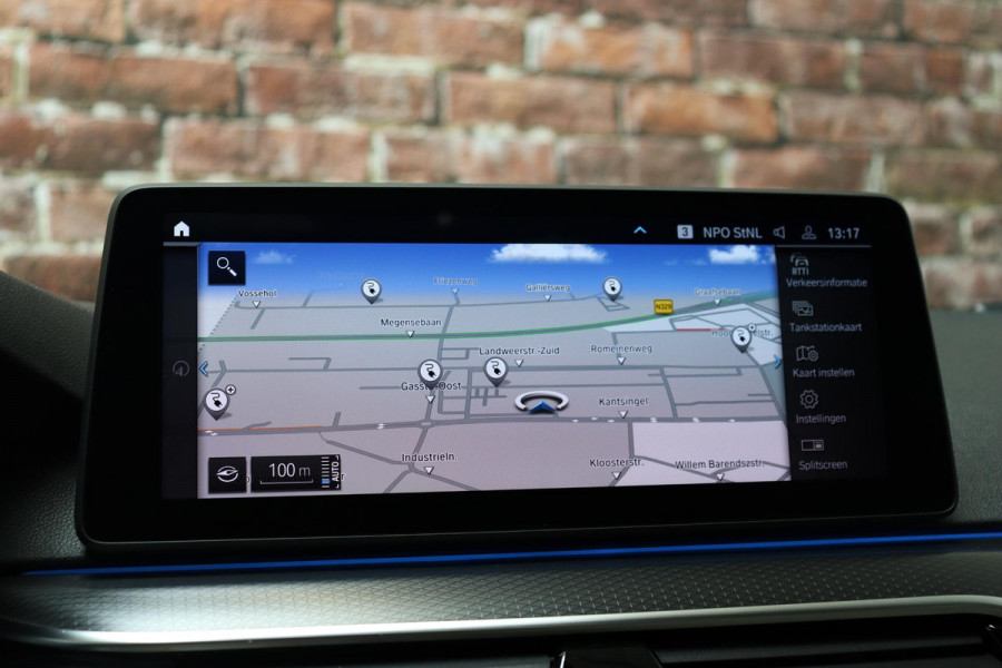BMW 5 Serie Touring 530e xDrive High Executive M Sport Pakket Automaat / Live Cockpit Professional / Driving Assistant Professional / Laserlicht / Panoramadak / Trekhaak / Stuurwielverwarming / Ambiance Verlichting / Stoelverwarming voor+achter / Head-Up Display / DAB / Hifi / Sportstoelen