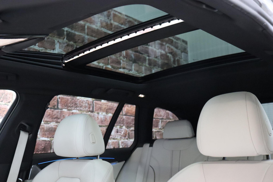 BMW 5 Serie Touring 530e xDrive High Executive M Sport Pakket Automaat / Live Cockpit Professional / Driving Assistant Professional / Laserlicht / Panoramadak / Trekhaak / Stuurwielverwarming / Ambiance Verlichting / Stoelverwarming voor+achter / Head-Up Display / DAB / Hifi / Sportstoelen